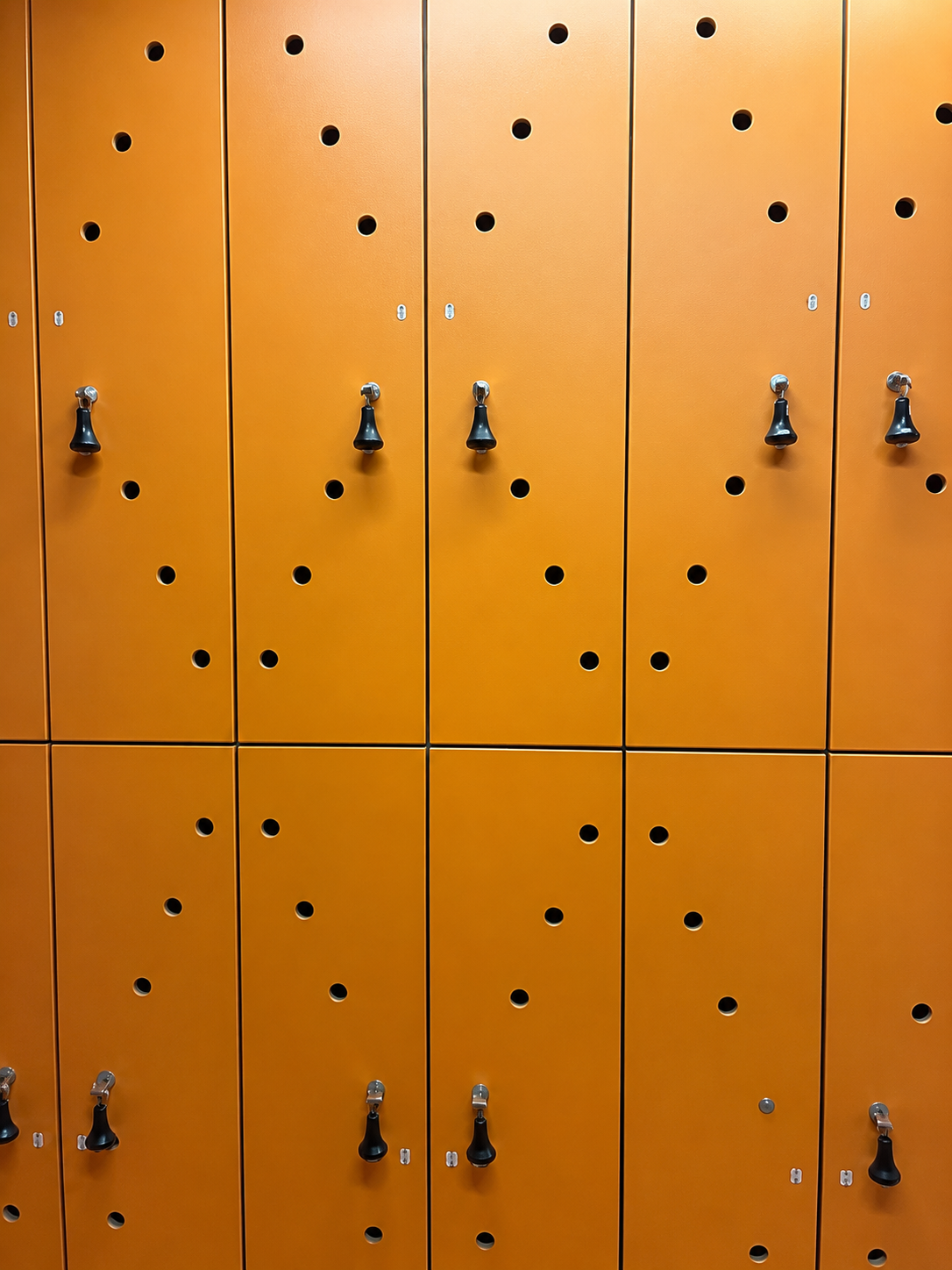 Reihe orangefarbener Garderobenschränke